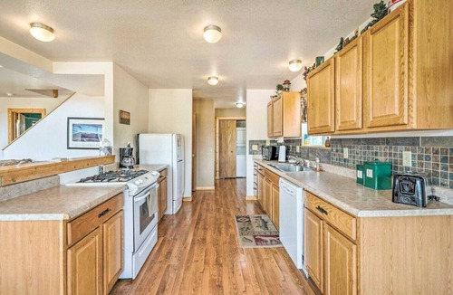Florissant House | Rocky Mtn Cabin w Views, Deck & Game Room
