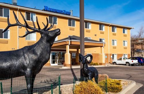 Rustic Hills Hotel | Rodeway Inn Central Colorado Springs