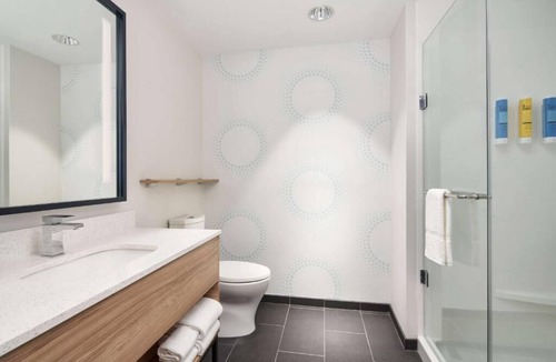 Dania Beach Hotel | Romantic Couple Getaway! | Walk to Marina & Frost Park, Parking, Free Breakfast!