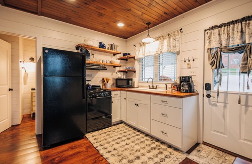 Walnut Creek Apartment | Romantic Golden Valley Cottage | View of Amish Countryside + Walk to Amish Eats