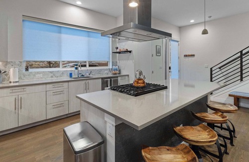 Golden House | Rooftop Hot tub! Family Friendly! Mountain Views!