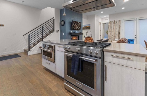 Golden House | Rooftop Hot tub! Family Friendly! Mountain Views!