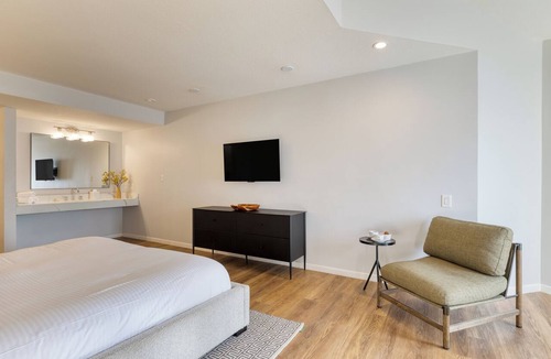 Laguna Beach Hotel | Rooftop Ocean Views + Pool + Hot Tub + Walk to Beach | The Mara by AvantStay