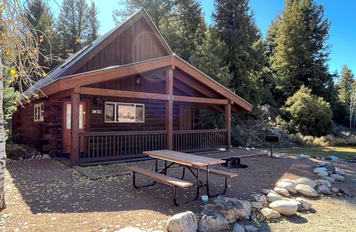 Almont Cabin | Roomy Taylor Canyon Cabin With Private Fishing Access