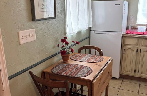 Montrose Cottage | Rose Haven Cottage is a small comfortable home centrally located in Montrose.