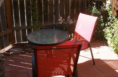 Montrose Cottage | Rose Haven Cottage is a small comfortable home centrally located in Montrose.