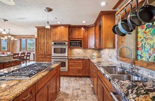The Highlands House | Rounds Retreat: Stunning Views and Close to Town.