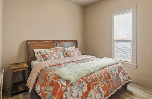 Kingman House | ROUTE 66 Cozy 2-bedroom Bungalow IN HISTORIC DOWNTOWN KINGMAN with AC