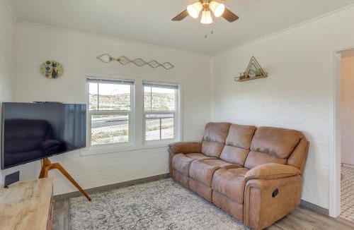 Kingman House | Route 66 Roadtripper Retreat w/Private Backyard