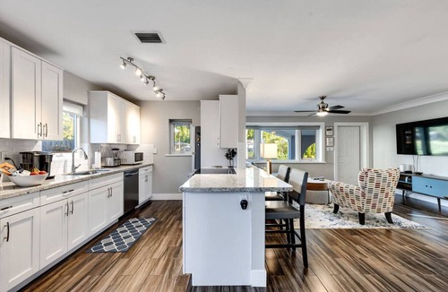 Poinsettia Heights House | Royal Palms Beach Bungalow – A Tranquil Escape