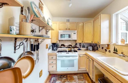 Estes Park Cabin | Run Away w/Me Cute 1 bed room cabin - Private hot tub - easy walk to downtown