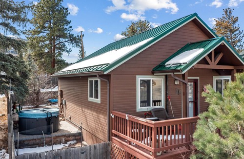 Estes Park Cabin | Run Away w/Me Cute 1 bed room cabin - Private hot tub - easy walk to downtown