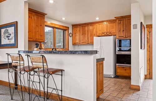 Mountain Village Cabin | Russell Home by AvantStay | Expansive Deck, Stunning Views & Hot Tub!