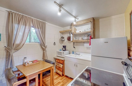 Cedaredge Cabin | Rustic cabin with magnificent shared amenities