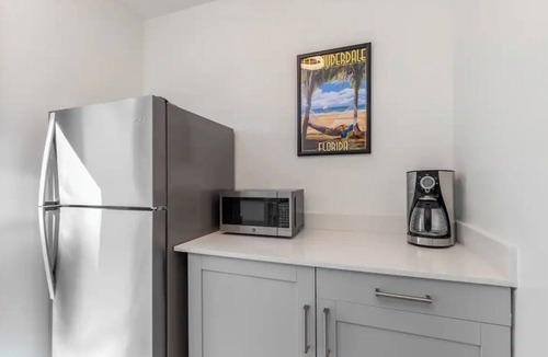 Colee Hammock Apartment | Rustic Cozy Haven - 1 bedroom Las Olas in FORT LAUDERDALE