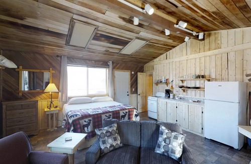 South Fork Apartment | Rustic dog-friendly cabin with kitchen, WiFi, private hot tub & easy ski access
