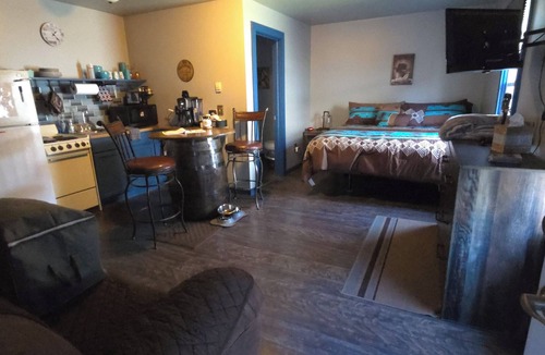 Geneva-on-the-Lake Cottage | "Rustic Getaway – A Charming & Cozy Cottage for Two or Four!"