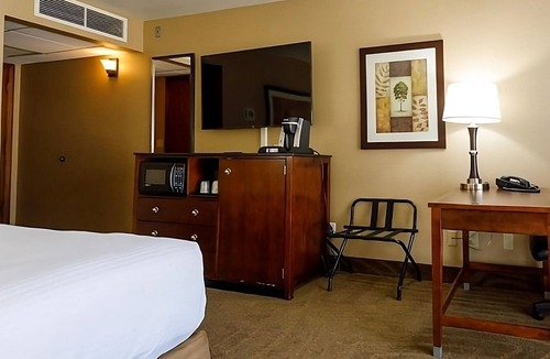 Elko Hotel | Rustic Retreat in the Heart of Elko! Outdoor Pool, Pets Allowed!