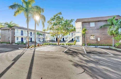 Poinciana Park Apartment | Rustic Retreat | Pool, Parking & Las Olas
