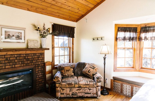Spanish Valley Cabin | Sagewood Cabin @ Whispering Oaks, 20 miles from Moab!