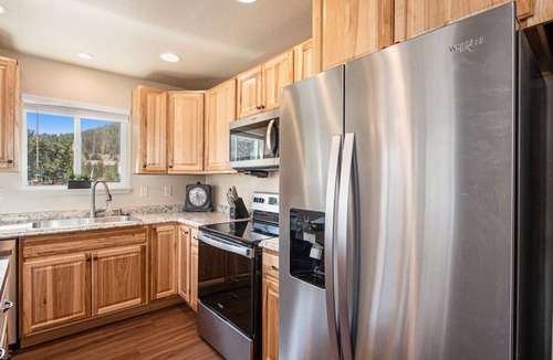Estes Park Villa | Sale! Dogs OK! Views, King Bed, Near National Park