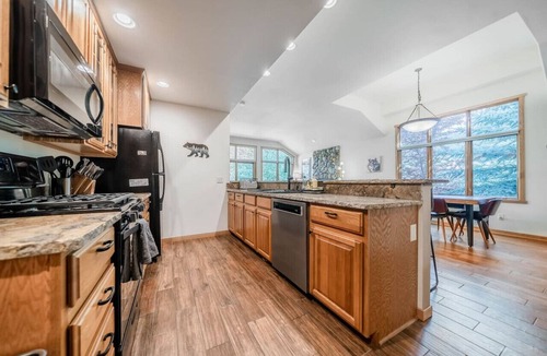 Estes Park Villa | SALE! Hot tub, fireplace, king bed, A+ location!