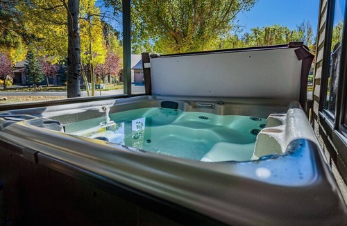 Estes Park Villa | SALE! Hot tub, fireplace, king bed, A+ location!