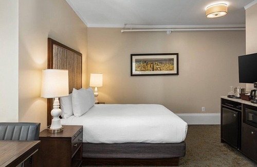 Lower Nob Hill Resort | San Francisco | Couples City Escape | Wi-Fi + Gym