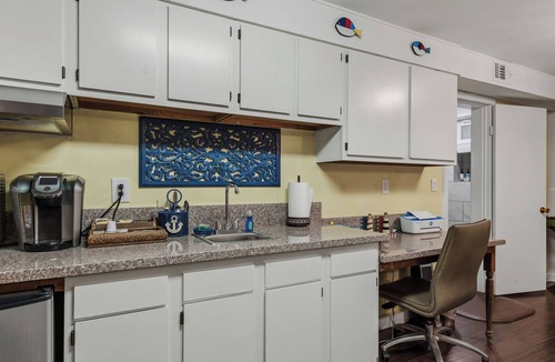Santa Barbara Apartment | Santa Barbara Remodeled Cozy Studio with Private Patio, AC & Tesla Charger