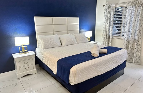 Lauderdale-by-the-Sea Hotel | Sapphire by the Sea Unit 9 - King Pool View Suite King, kitchen, heated pool
