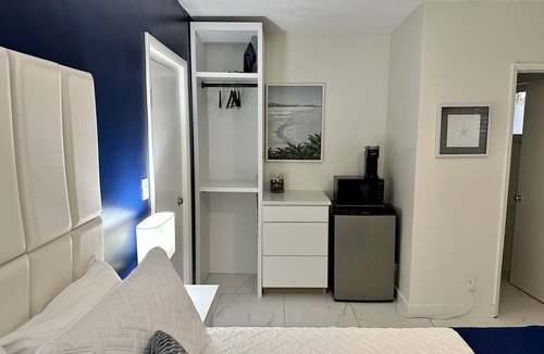Lauderdale-by-the-Sea Hotel | Sapphire by the Sea - Unit 7 - Queen Studio, heated pool, walk to the , Sleeps 2