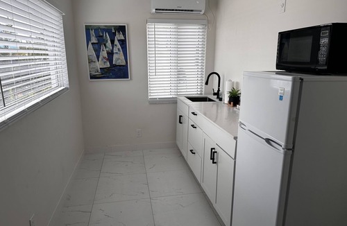 Lauderdale-by-the-Sea Hotel | Sapphire by the Sea Unit 12 King Bed, kitchenette, pool view, Sleeps 2