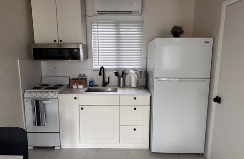 Lauderdale-by-the-Sea Hotel | Sapphire by the Sea Unit 3 - King Bed, kitchen, pool view, Sleeps 2