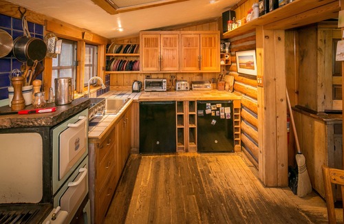 New Castle Cabin | Scenic Creekside Pet Friendly Ranch House with 5 Cabins and Sauna.