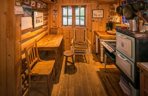 New Castle Cabin | Scenic Creekside Pet Friendly Ranch House with 5 Cabins and Sauna.