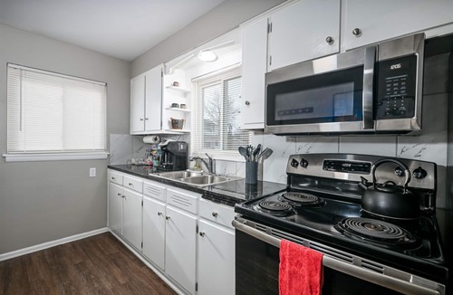 Northside House | Scenic hiking in Cuyahoga Valley National Park! 3BR house, central air & laundry