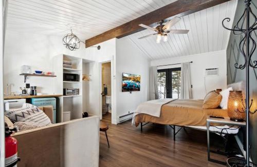 Allenspark House | Scenic Lodge Suite with Steam Shower & Hot Tub near Estes Park, Ferncliff Colorado