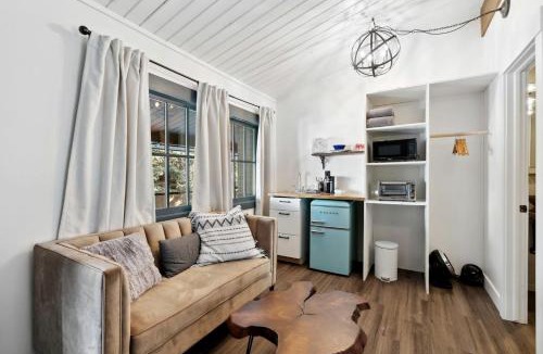 Allenspark House | Scenic Lodge Suite with Steam Shower & Hot Tub near Estes Park, Ferncliff Colorado