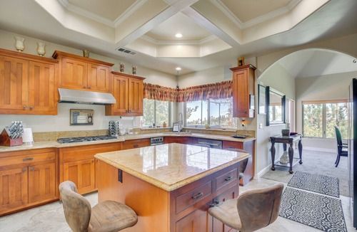 Twin Peaks House | Scenic & Luxe Retreat w/Hot Tub in Lake Arrowhead