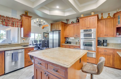 Twin Peaks House | Scenic & Luxe Retreat w/Hot Tub in Lake Arrowhead