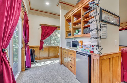 Twin Peaks House | Scenic & Luxe Retreat w/Hot Tub in Lake Arrowhead