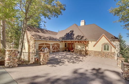 Twin Peaks House | Scenic & Luxe Retreat w/Hot Tub in Lake Arrowhead