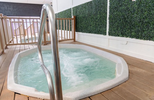Steamboat Springs House | Scenic Mountain Retreat! 3 Amazing Rooms w/Kitchen | Pool + Free Parking
