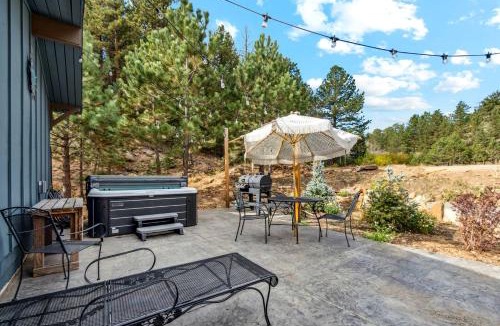 Allenspark House | Scenic Mountain Lodge Suite with Steam Shower & Hot Tub near Estes Park, Ferncliff Colorado