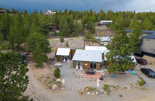 Twin Lakes Cabin | Scenic Mountainside Cabin with BBQ and Fast WiFi