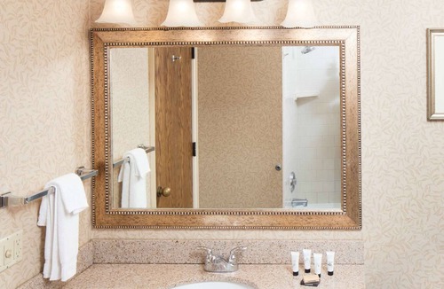 Downtown Hotel | Scenic Stay in Eureka – Suite Room Perfect for Redwoods Exploration
