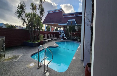 Downtown Hotel | Scenic Stay in Eureka – Suite Room Perfect for Redwoods Exploration