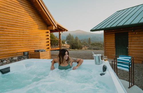 Mariposa Ski Chalet | Scenic View Timber Lodge HotTub by Casa Oso