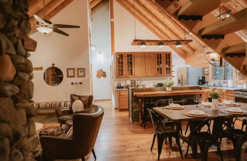 Mariposa Cabin | Scenic View Yosemite Cabin with hottub by Casa Oso