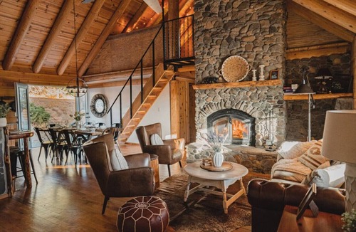 Mariposa Cabin | Scenic View Yosemite Cabin with hottub by Casa Oso